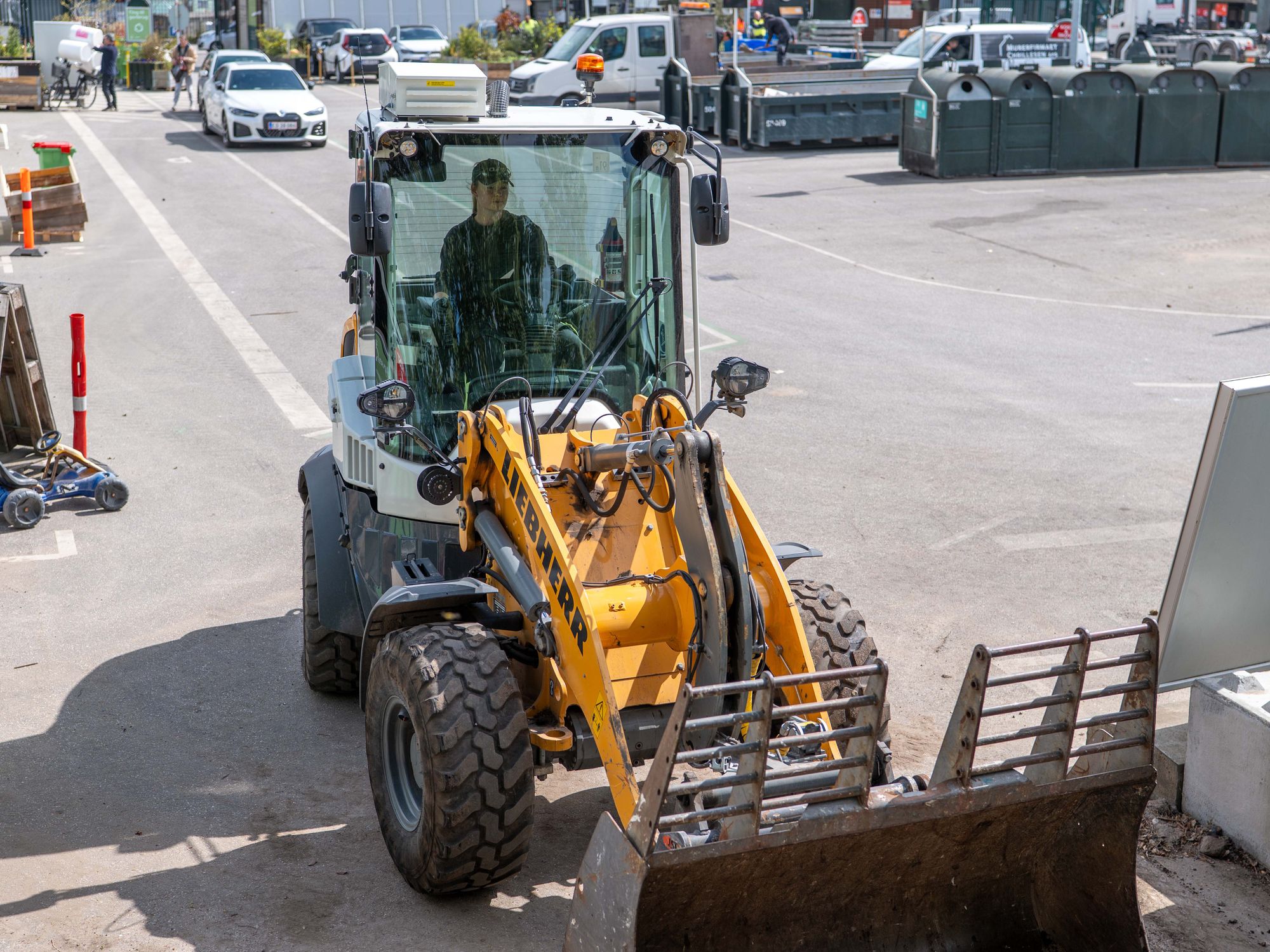 Radlader-Fahrerin Mille schätzt die enorme Schubkraft des E-Radladers L 507 E.