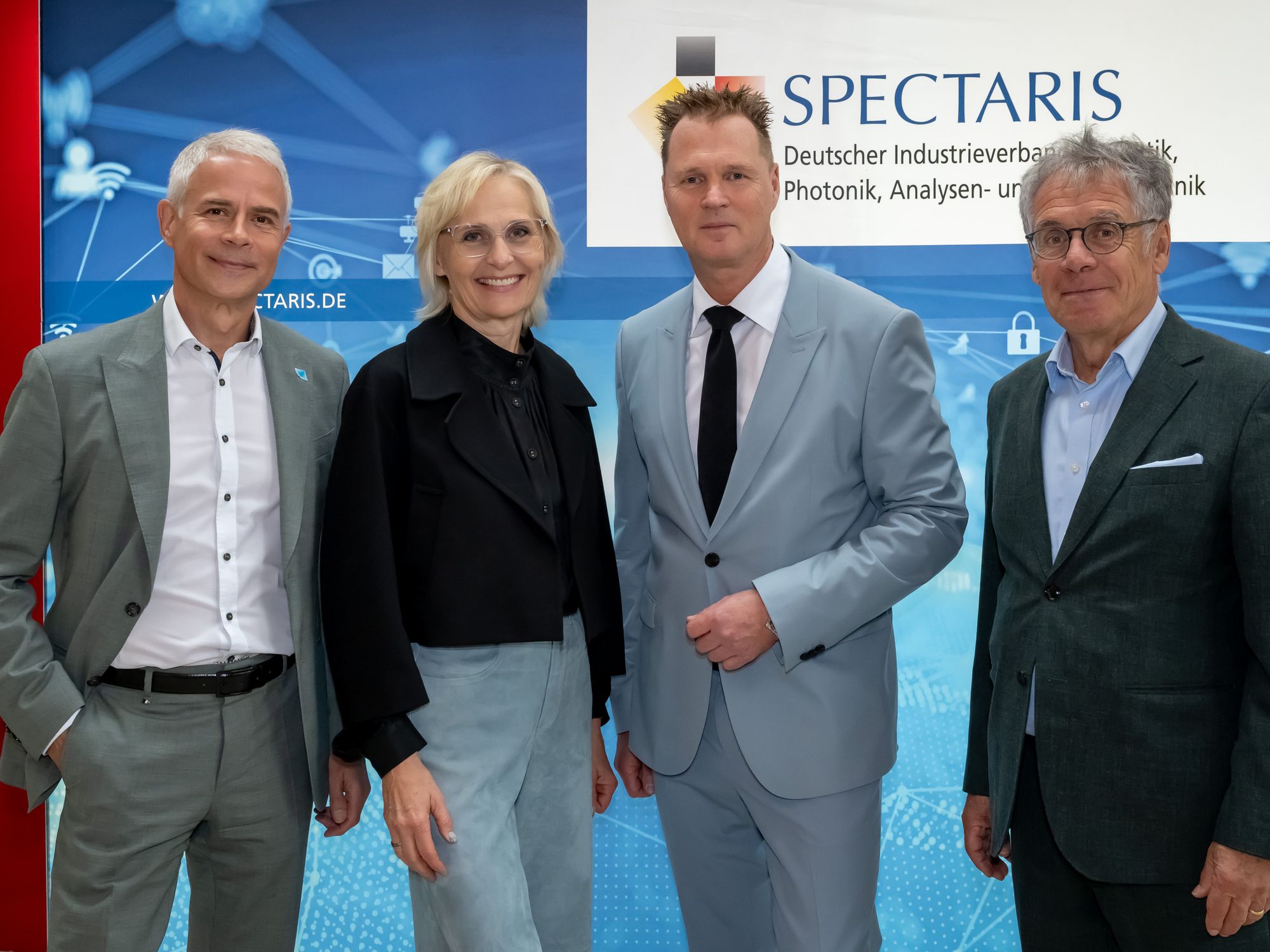 André Schulte ist neuer Vorsitzender des Deutschen Industrieverbandes Spectaris Maik Müller, stv. Vorsitzender, Mirjam Rösch, stv. Vorsitzende, André Schulte, Vorsitzender und Mathis Kuchejda
