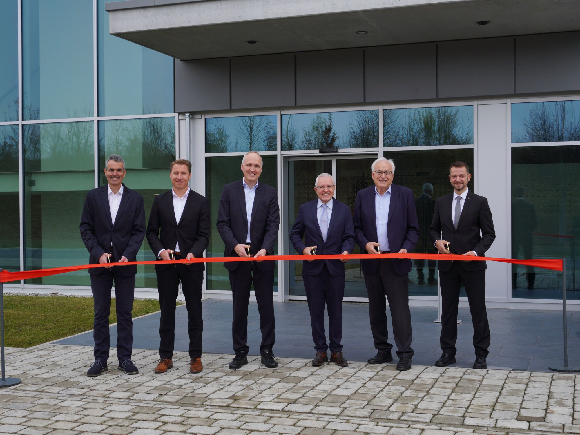 Liebherr eröffnet neues Hydraulikzylinder-Werk in Oberopfingen Eröffnungszeremonie des neuen Werks (v.l.n.r.): Ulrich Hammerle und Thomas Sonntag, Geschäftsführer der Liebherr-Components Kirchdorf GmbH; Jan Liebherr, Präsident des Verwaltungsrats der Liebherr-International AG; Rainer Langenbacher, Bürgermeister von Oberopfingen; Willi Liebherr, Mitglied des Verwaltungsrats der Liebherr-International AG; Reinhardt Schwarz, Ortsvorsteher von Oberopfingen.