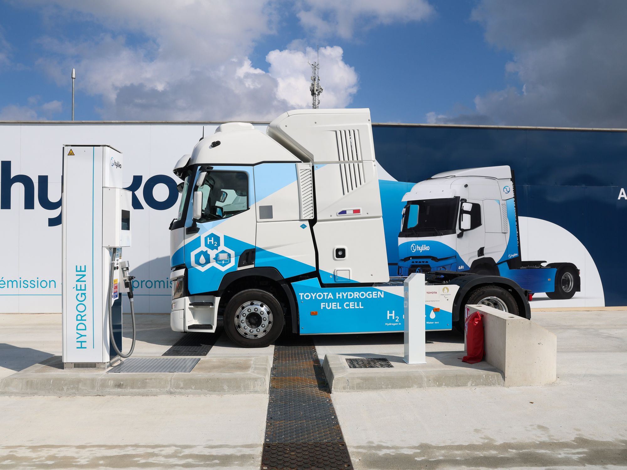 Ein Hyliko-Wasserstoff-Lkw steht an einer Wasserstofftankstelle in Frankreich
