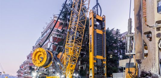 Der Hydro-Seilbagger HS 8130.1 mit Fräse im Einsatz bei Neapel