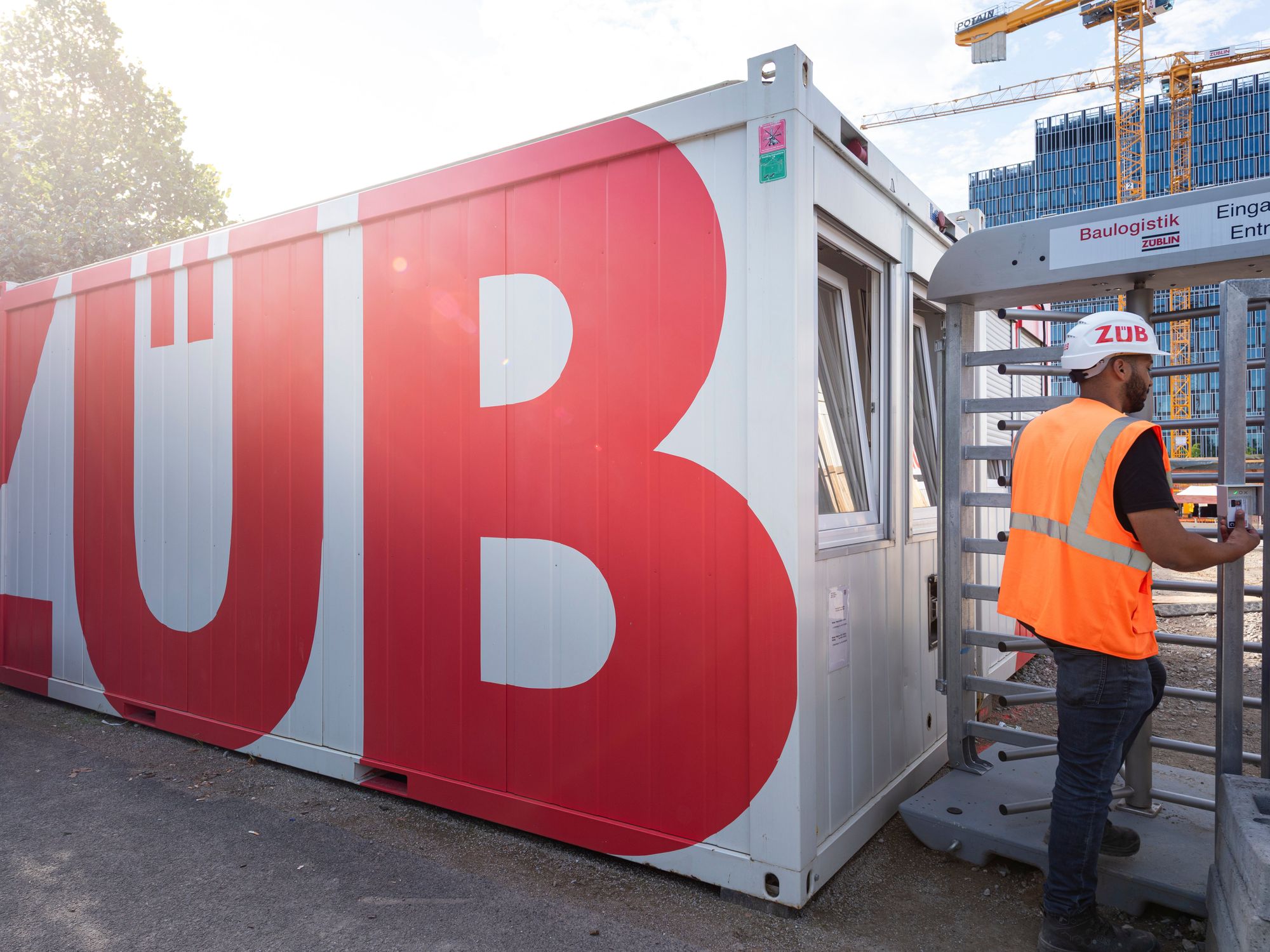Container Züblin Ein Arbeiter vor einem Container mit Züblin Schriftzug.
