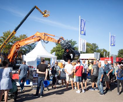 Besucher vor Baumaschinen auf der Nordbau
