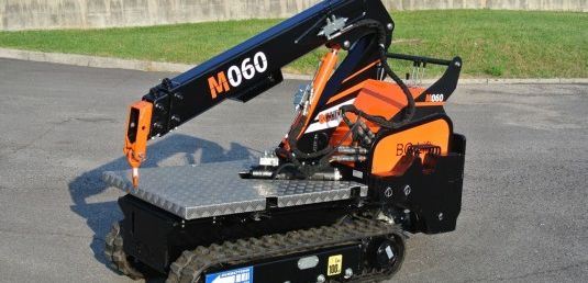 Der M060 rundet das Portfolio als besonders kompakter Kran mit 4,25 Metern Arbeitshöhe und 3,00 Metern seitlicher Reichweite ab. Der M060 rundet das Portfolio als besonders kompakter Kran mit 4,25 Metern Arbeitshöhe und 3,00 Metern seitlicher Reichweite ab.