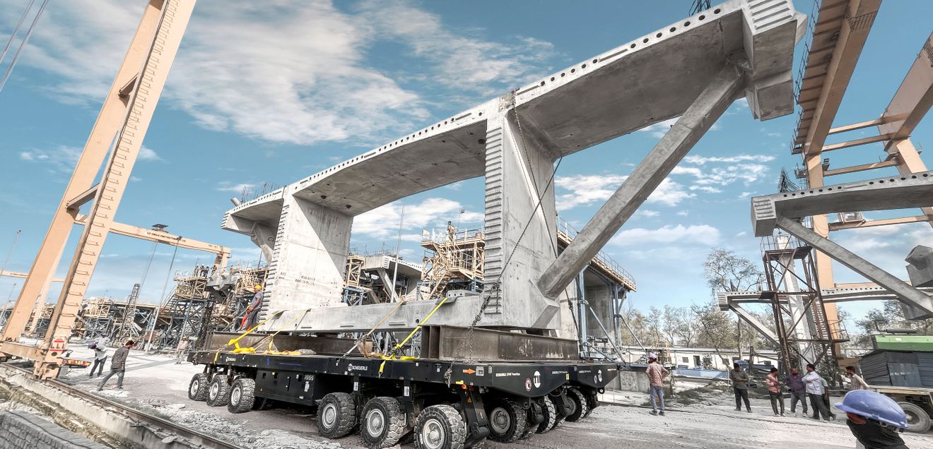 Scheuerle SPMT PowerHoss transportiert Betonfertigteile für Mahatma Gandhi Brücke Scheuerle SPMT PowerHoss transportiert Betonfertigteile für Mahatma Gandhi Brücke