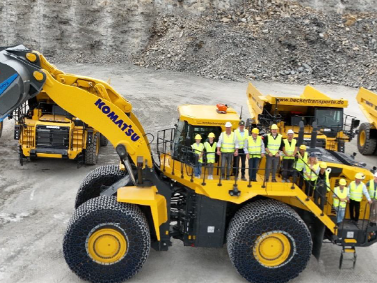 Heinrich Hecker setzt auf Komatsu-Flotte von Schlüter Baumaschinen