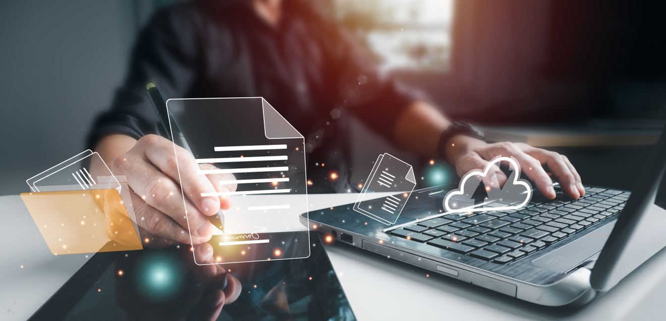 Autodesk - zwischen Aufbruch und Realität Ein Mann sitzt an einem Laptop und arbeitetet mit einem smart Pen und künstlicher Intelligenz