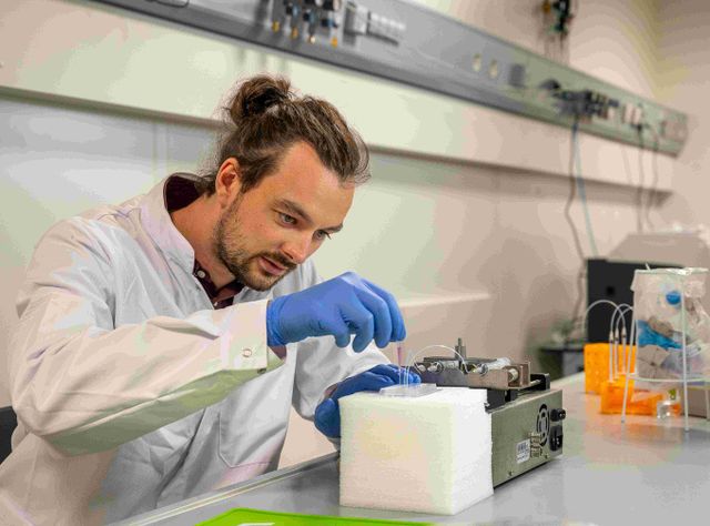 Thermische Stimulation von Zellen: Mikroroboter für das Erforschen von Zellen Philipp Harder im Labor