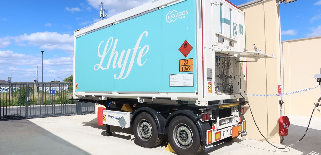 Ein Lhyfe-Container in türkiser Lackierung wartet auf den Einsatz