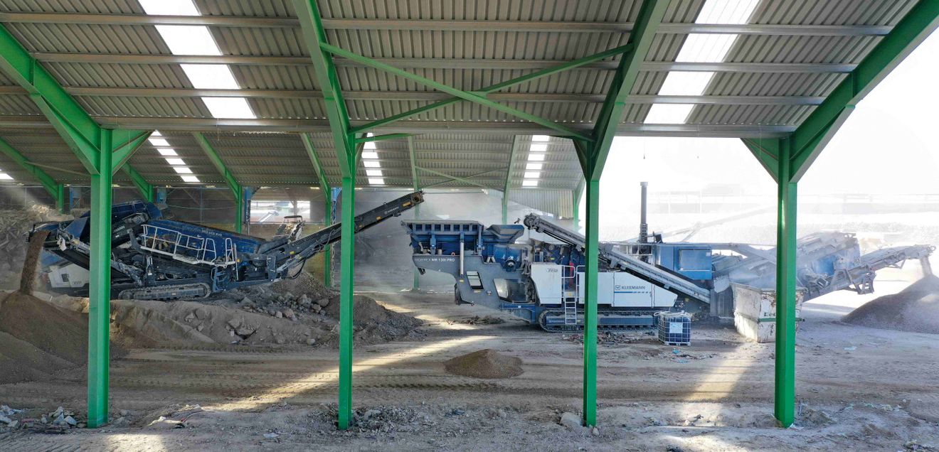 Prallbrecher MR 130i PRO im Zusammenspiel mit dem Grobstücksieb MOBISCREEN MSS 802i EVO von Kleemann zur Aufbereitung von kontaminiertem Abbruchmaterial. Prallbrecher MR 130i PRO im Zusammenspiel mit dem Grobstücksieb MOBISCREEN MSS 802i EVO von Kleemann zur Aufbereitung von kontaminiertem Abbruchmaterial.