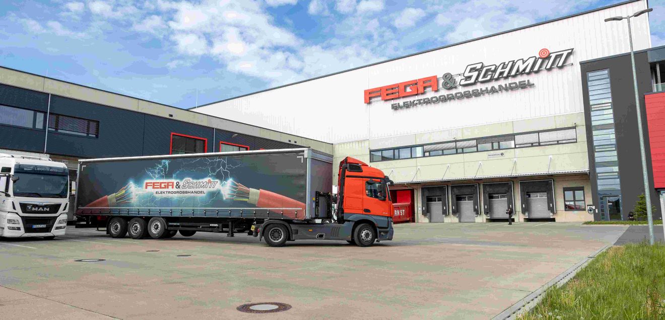 Shuttle warehouse with 160,000 storage spaces: Electrical wholesaler automates fulfillment center with TGW Shuttle warehouse with 160,000 storage spaces: Electrical wholesaler automates fulfillment center with TGW