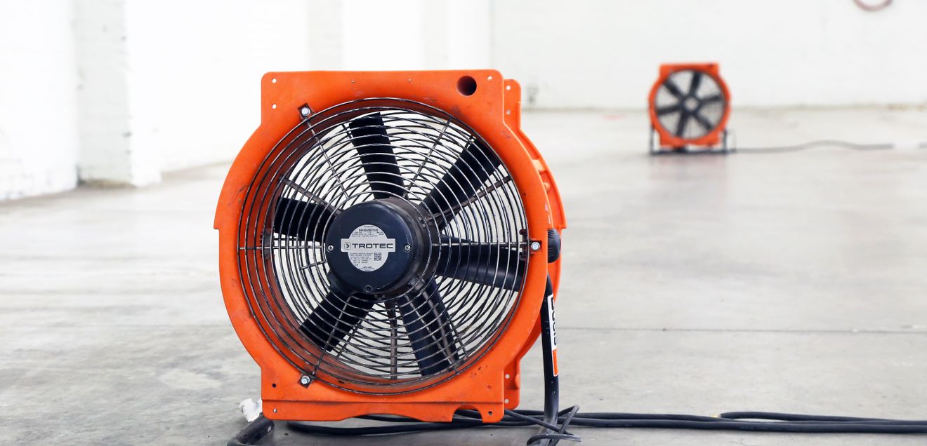 Leistungsstarke Ventilatoren sorgen für eine bessere Luftzirkulation und helfen dabei, Hitzestaus in Werkstätten, Hallen oder auf Baustellen zu reduzieren.