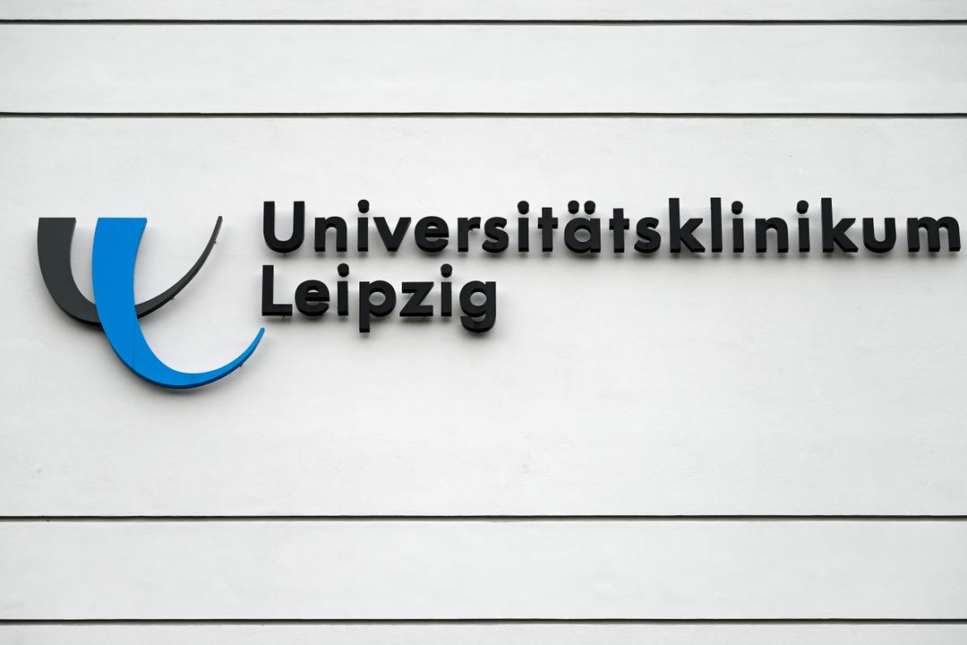 Schild der Uniklinik Leipzig: Sie will KI in der Diagnostik nutzen