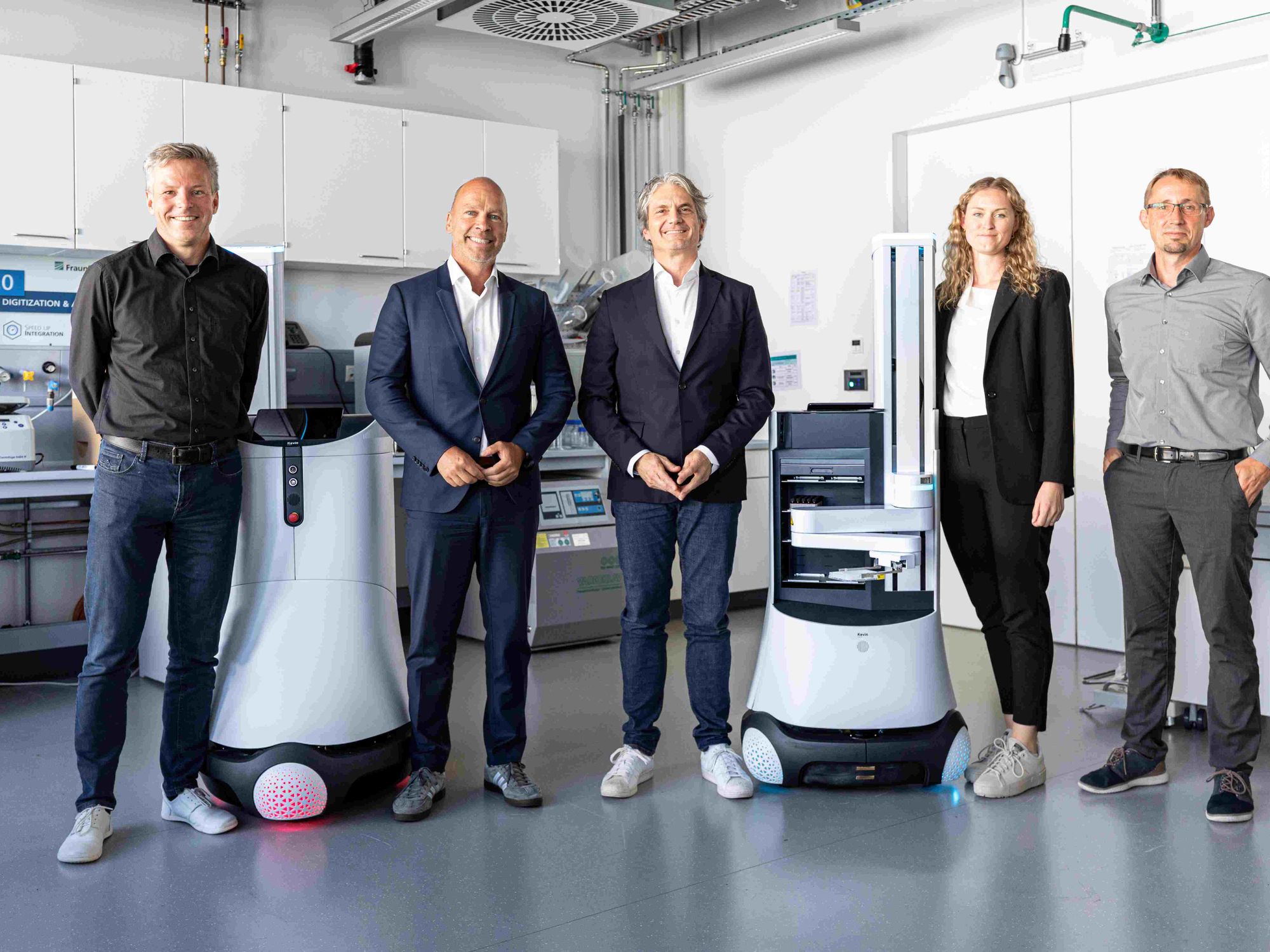 Technologie-Partnerschaft: Fraunhofer IPA überträgt United Robotics Group die Nutzungsrechte an Laborroboter Kevin Team von Fraunhofer IPA und United Robotics Group mit Laborroboter Kevin