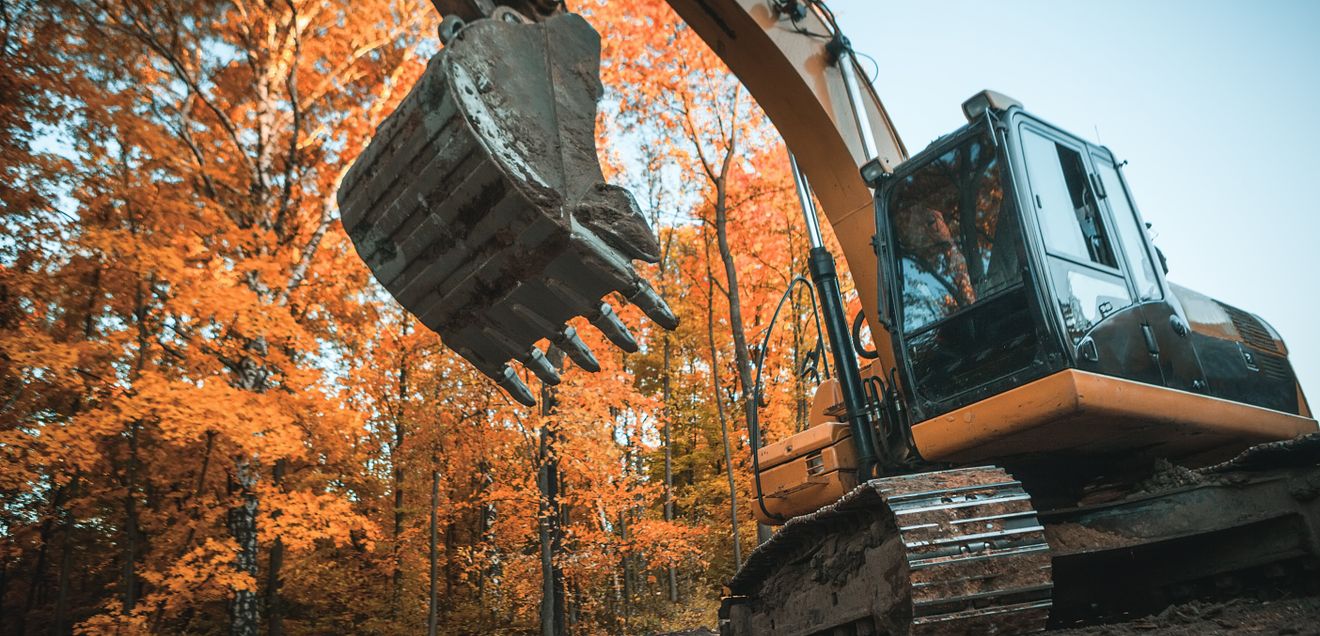 Bagger Ein Mobilbagger hält seinen Ausleger in die Kamera