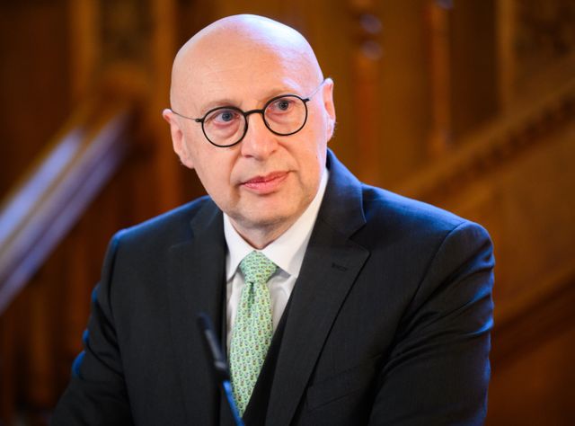 Der Wissenschaftler Stefan Hell steht im Gästehaus der Landesregierung bei der Verleihung der Niedersächsischen Landesmedaille, der höchsten Auszeichnung des Landes Niedersachsen. Der Göttinger Wissenschaftler wurde 2014 mit dem Nobelpreis für Chemie ausgezeichnet. Hell wird für seinen langjährigen und vielfältigen Einsatz in und für die Wissenschaft sowie seine herausragenden Verdienste um den niedersächsischen Wissenschafts- und Forschungsstandort ausgezeichnet.
