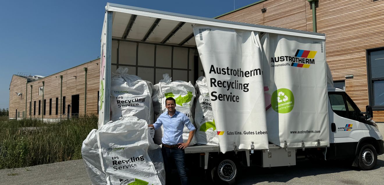 Heimo Pascher, Geschäftsführer von Austrotherm, vor dem Austrotherm Recycling Bus im Austrotherm Werk in Purbach, beim Start des österreichweiten EPSolutely Rückhol-Projektes. Heimo Pascher, Geschäftsführer von Austrotherm, vor dem Austrotherm Recycling Bus im Austrotherm Werk in Purbach, beim Start des österreichweiten EPSolutely Rückhol-Projektes.