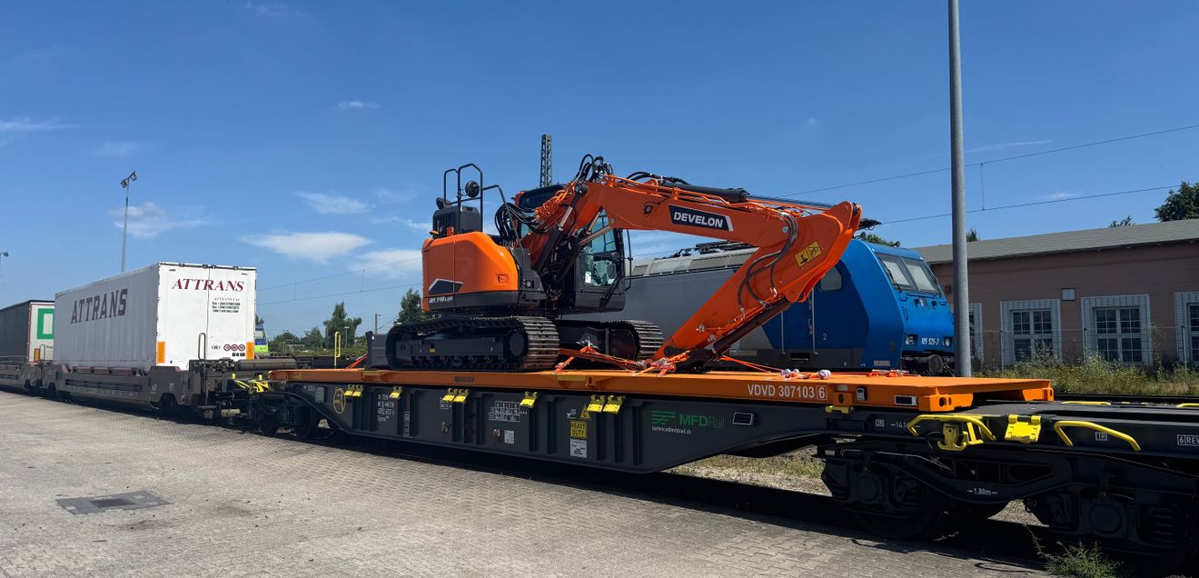 Develon DX140LCR-7 fungiert als Testobjekt für umweltfreundlichen Schienen-Transport Develon DX140LCR-7 fungiert als Testobjekt für umweltfreundlichen Schienen-Transport
