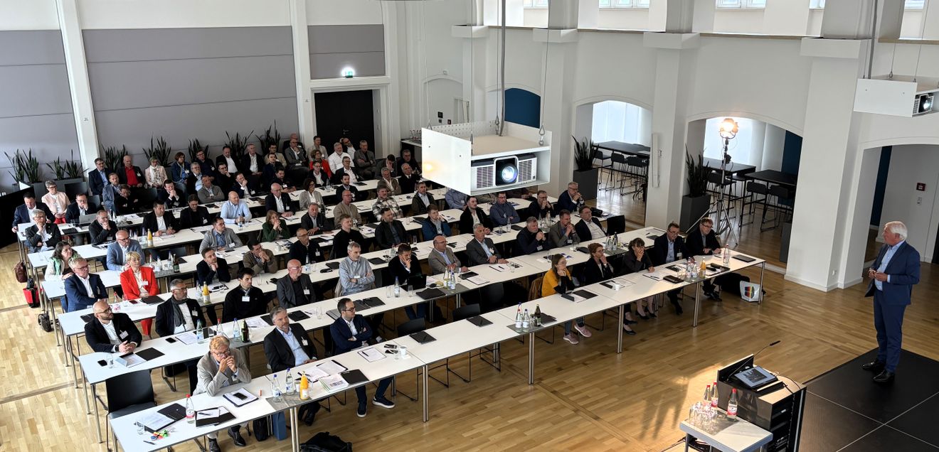 Zukunftsweisende Themen und jüngst realisierte Vorzeigeprojekte rund um die Baustoffe Zement, Beton und Betonwerkstein standen im Fokus der diesjährigen Dyckerhoff Weiss Betonwerkstein-Tagung, die Anfang Mai in Wiesbaden stattfand.