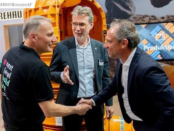 Im Gespräch: (v.r.) Staatsminister Thomas Glauber, Dr. Roger Schönborn, CEO REHAU Building Solutions und Dr. Thomas Graf, Sub-Divisionsleiter bei REHAU Water Infrastructure.