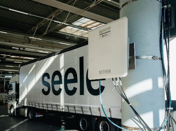 Passiert ein LKW von seele eines der Gates, wird die Ladung automatisch erfasst und die Information an das ERP-System übermittelt.