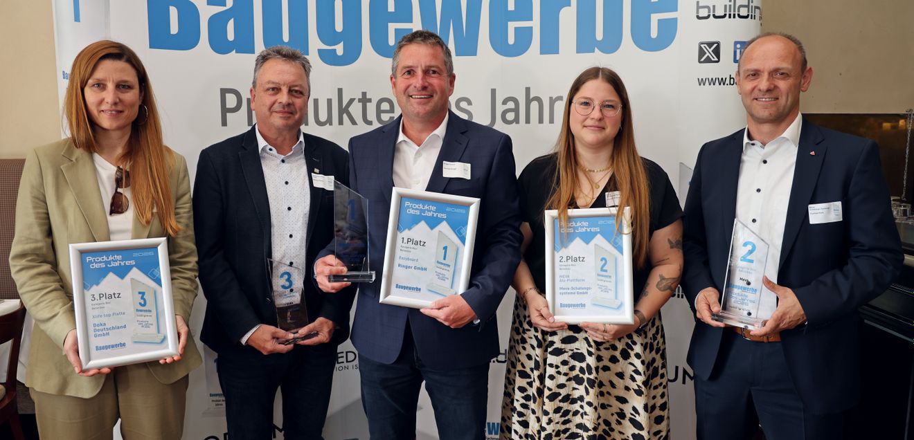 Die Preisträger der Kategorie Bau I Betonbau lächeln in die Kamera