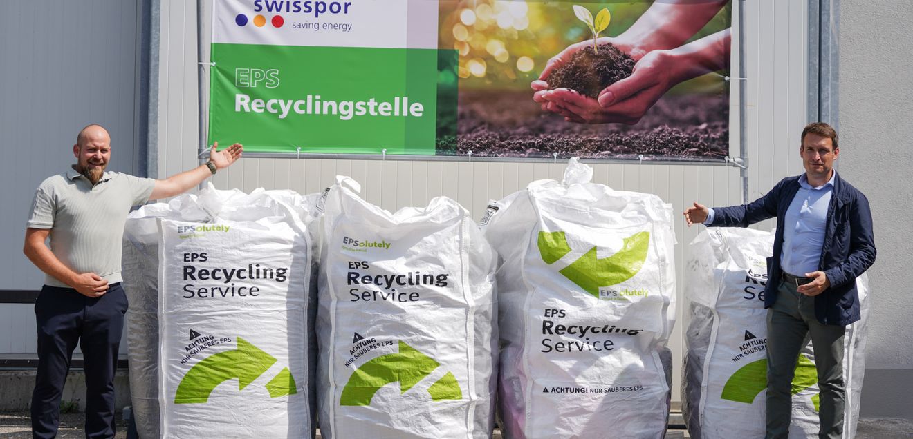 Daniel Brandstetter, Geschäftsführer swisspor Österreich und Deutschland (rechts) und Produktionsleiter René Prinz bei der Annahme von gesammeltem EPS für das Recycling. Daniel Brandstetter, Geschäftsführer swisspor Österreich und Deutschland (rechts) und Produktionsleiter René Prinz bei der Annahme von gesammeltem EPS für das Recycling.