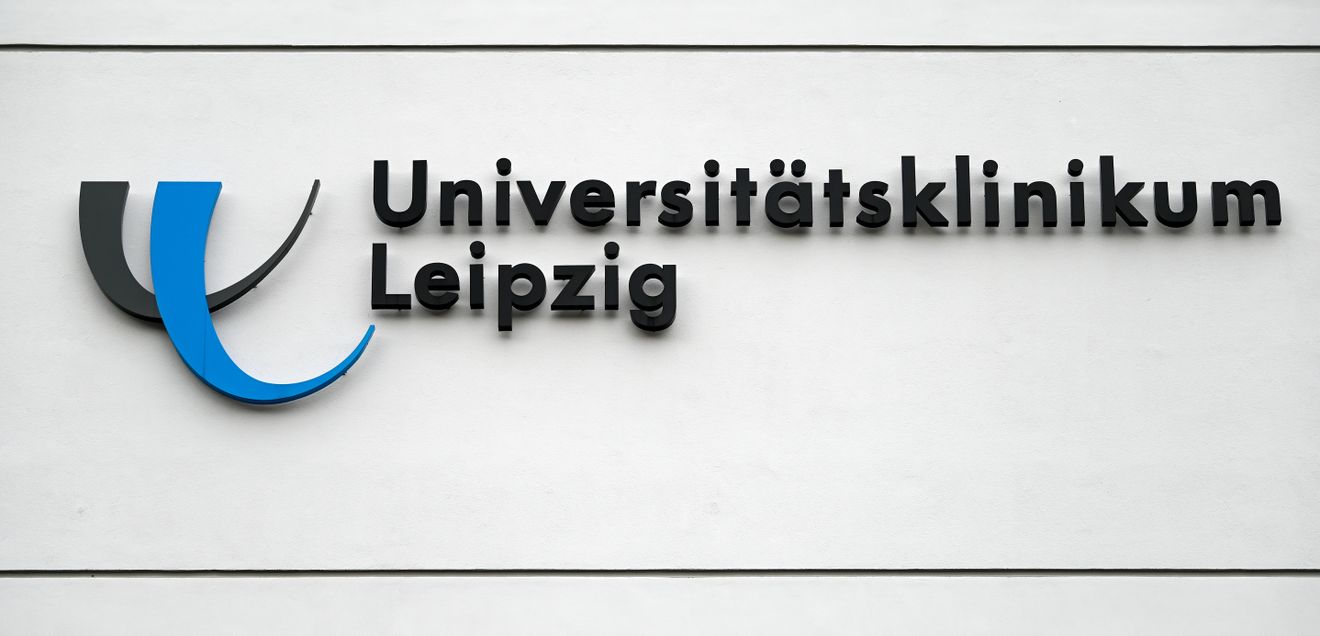 Schild der Uniklinik Leipzig: Sie will KI in der Diagnostik nutzen