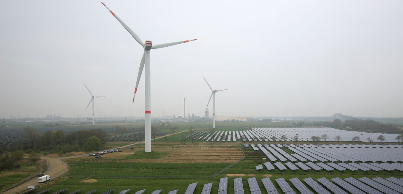 Was tun bei Dunkelflaute Solaranlage und Windräder Eine Solaranlage und Windräder sind am 25.04.2015 in Büttel, Schleswig-Holstein, zu sehen.