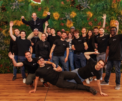 specter automation treibt die Digitalisierung mit 3D-Bausoftware voran Das jubelnde Team von specter automation während der 3-jährigen Jubiläumsfeier