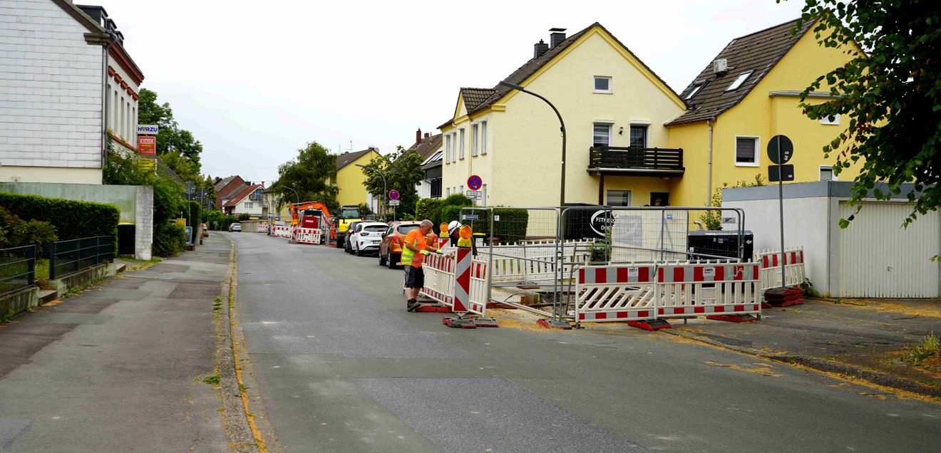 Dank des grabenlosen TIP-Verfahrens konnte der Kanal saniert werden, ohne dass die Straße großflächig gesperrt werden musste. Anwohner und Durchgangsverkehr wurden kaum beeinträchtigt und schützenswerte Bäume blieben erhalten. Dank des grabenlosen TIP-Verfahrens konnte der Kanal saniert werden, ohne dass die Straße großflächig gesperrt werden musste. Anwohner und Durchgangsverkehr wurden kaum beeinträchtigt und schützenswerte Bäume blieben erhalten.