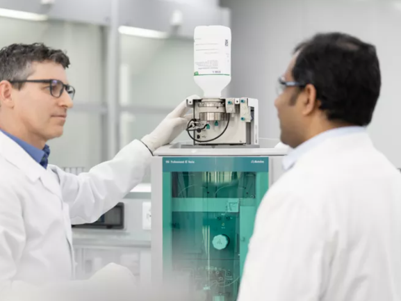 Nachhaltigkeit in der Ionenchromatographie Im Labor: Zwei Labormitarbeiter bei der Ionenchromatographie