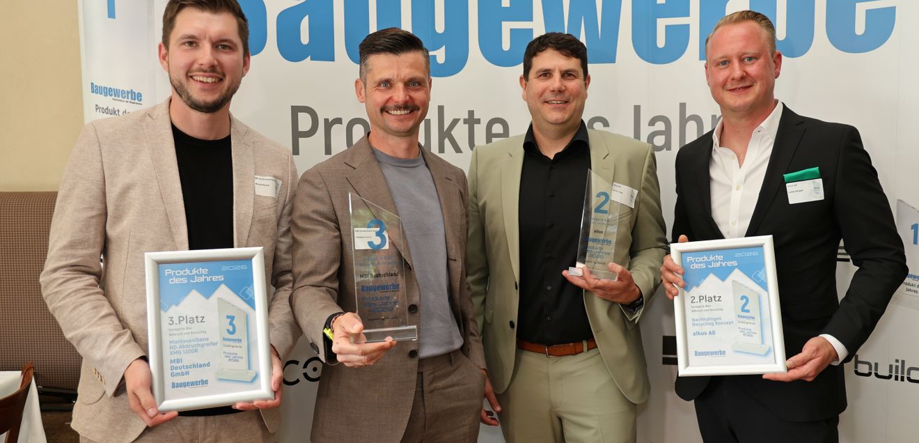 Die Preisträger der Kategorie Bau I Abbruch und Recycling Die Preisträger der Kategorie Bau I Abbruch und Recycling lächeln in die Kamera