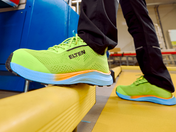 So leicht war noch kein Sicherheitsschuh von Elten: ‚Tavixx XXFE lime-blue Low ESD S1‘ bringt weniger als 399 Gramm auf die Waage