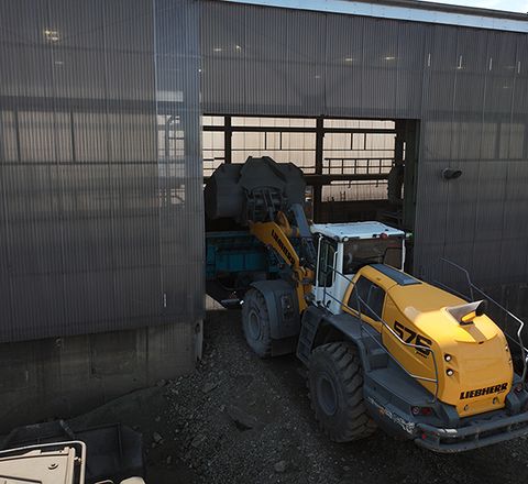 Leistungsstarke Erdbewegungsmaschinen von Liebherr bei Heis im Einsatz Ein L 576 XPower versorgt Sieb- und Brechanlagen mit Material.