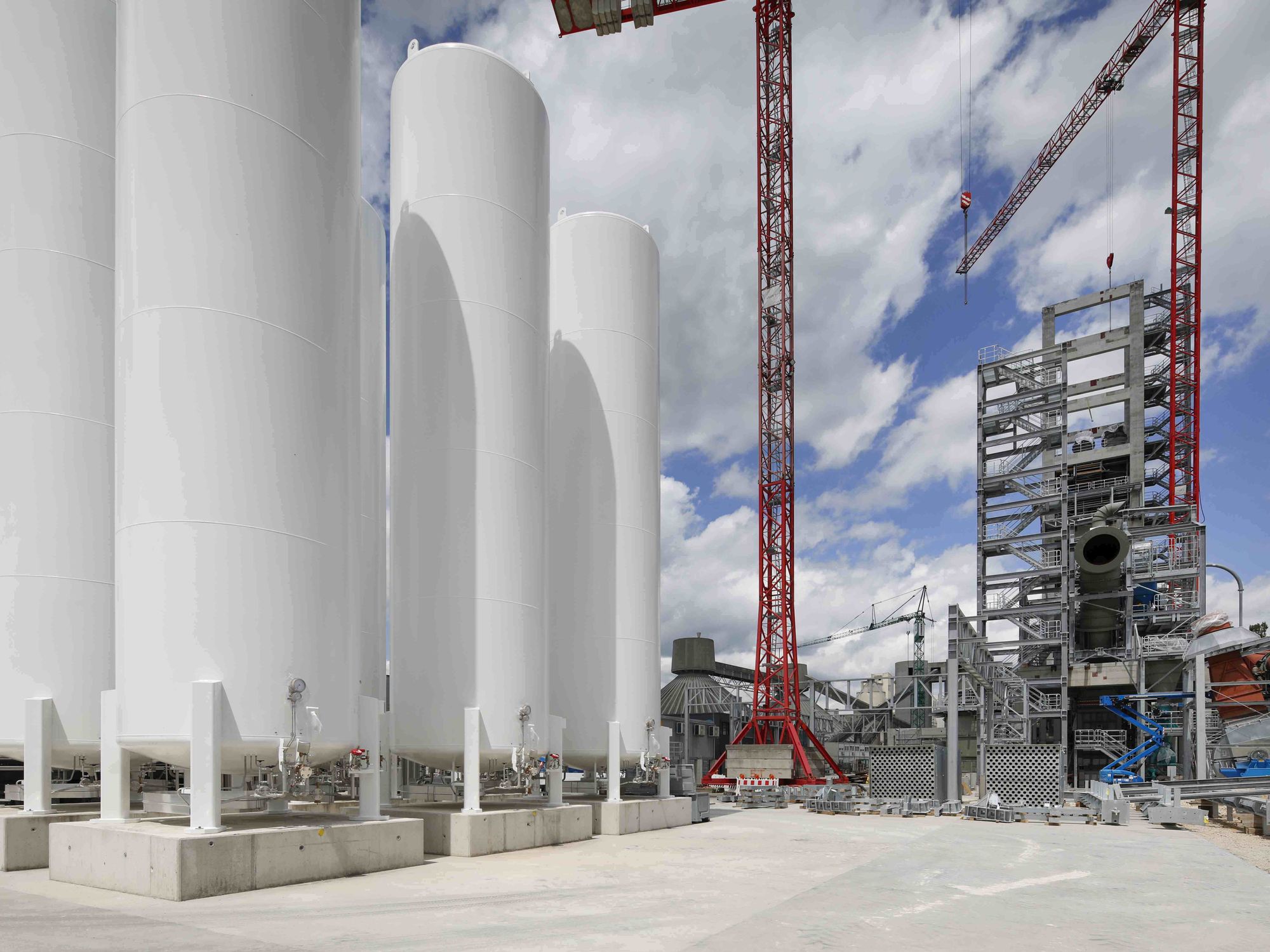 Mitte Juni wurden auf der Baustelle des CO2-Abscheide-Projekts „catch4climate“ die sechs Sauerstofftanks für die Oxyfuel-Anlage installiert. Forschungs- und Entwicklungsprojekt „catch4climate“: Weiterer Meilenstein beim Bau der CO2-Abscheide-Anlage erreicht