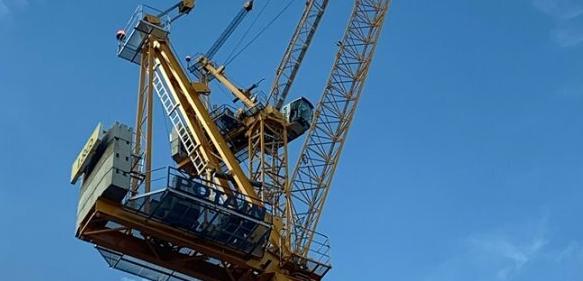 Weltweit erster Potain Turmdrehkran MR 229 mit Verstellausleger