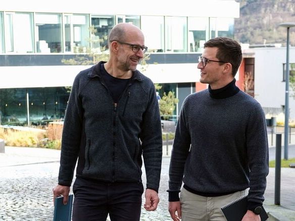 Christian Hertweck (links) und Jonas Fiedler am Leibniz-HKI in Jena. Sie entdeckten ein Enzym, das einen Virulenzfaktor gefährlicher Burkholderia-Bakterien neutralisiert.