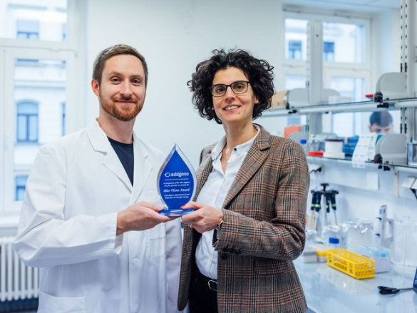 Dr. Robert Serfling und Prof. Dr. Irene Coin mit der Auszeichnung „Blaue Flamme“. Dr. Robert Serfling und Prof. Dr. Irene Coin mit der Auszeichnung „Blaue Flamme“.