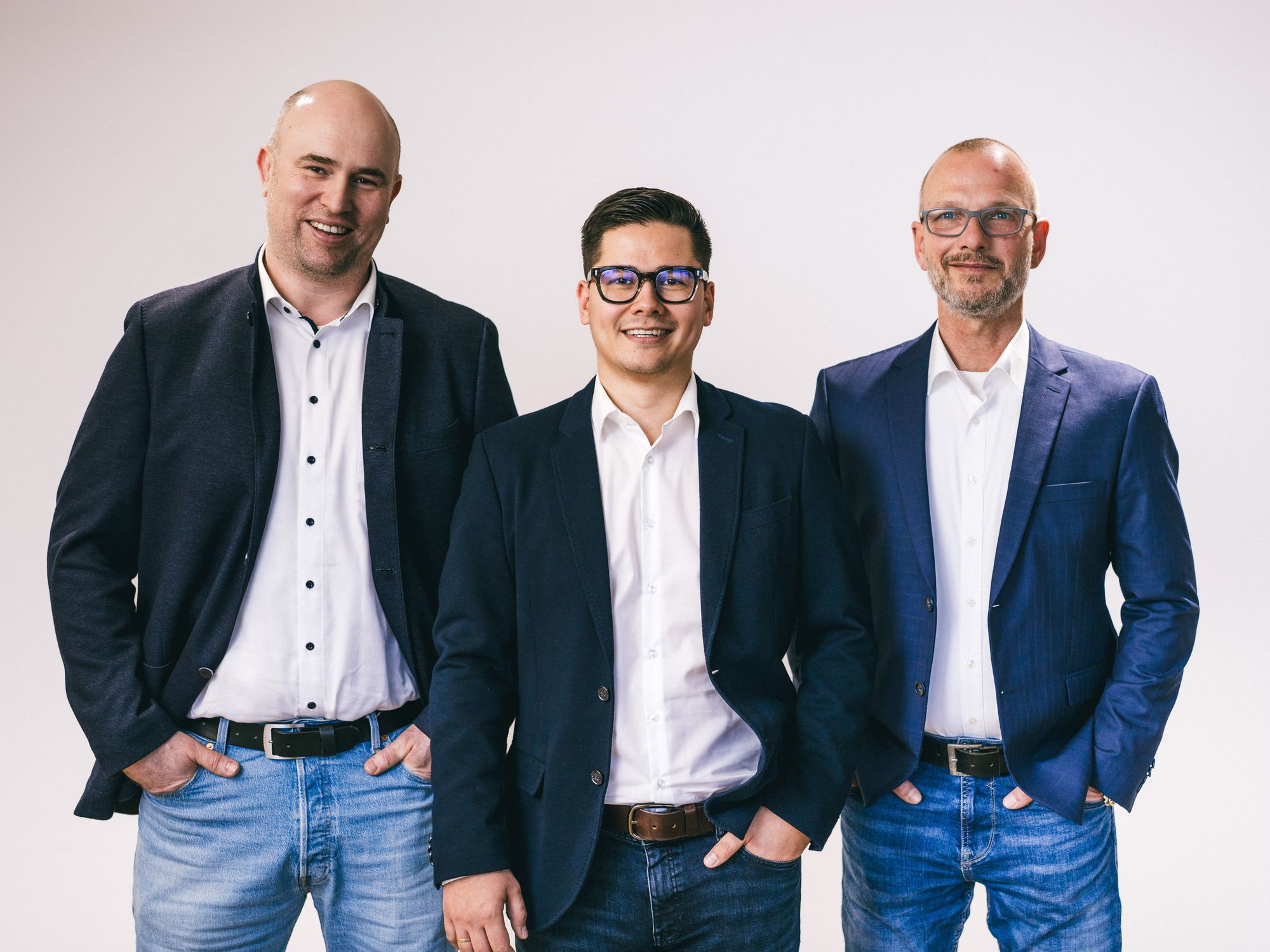 Das neue Führungsteam der künftigen Mennicke+Brochier GmbH lächelt gemeinsam in die Kamera