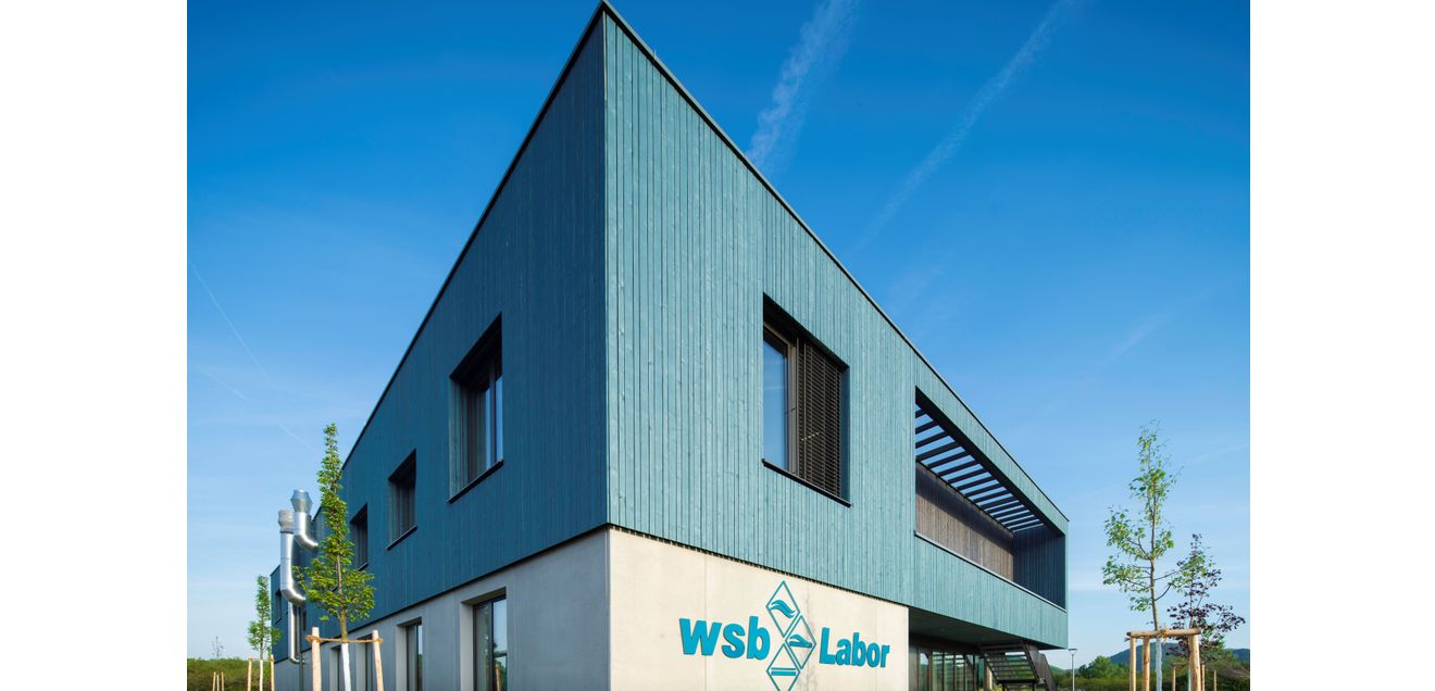 WSB Labor mit blauer Holzfassade WSB Labor mit blauer Holzfassade