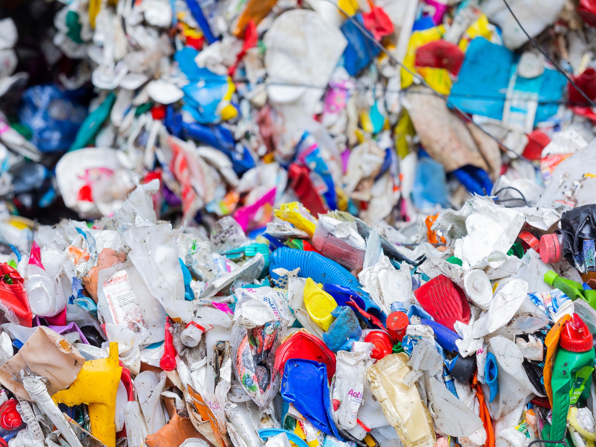 Mikroplastik lauert überall Sortierte Verpackungsabfälle stehen gepresst neben einer Halle, nachdem sie in der Sortieranlage eines Entsorgungsunternehmens getrennt worden sind.