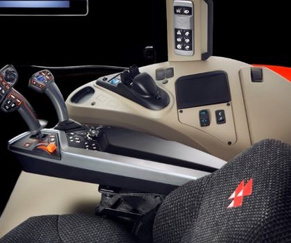 Für die neue Traktorengeneration des zur ACGO Group gehörenden Landmaschinen-Herstellers Massey Ferguson hat RAFI ein multifunktionales Armrest-Bediensystem entwickelt. Modulare Armrest-Bedienung in zwölf Ausbaustufen