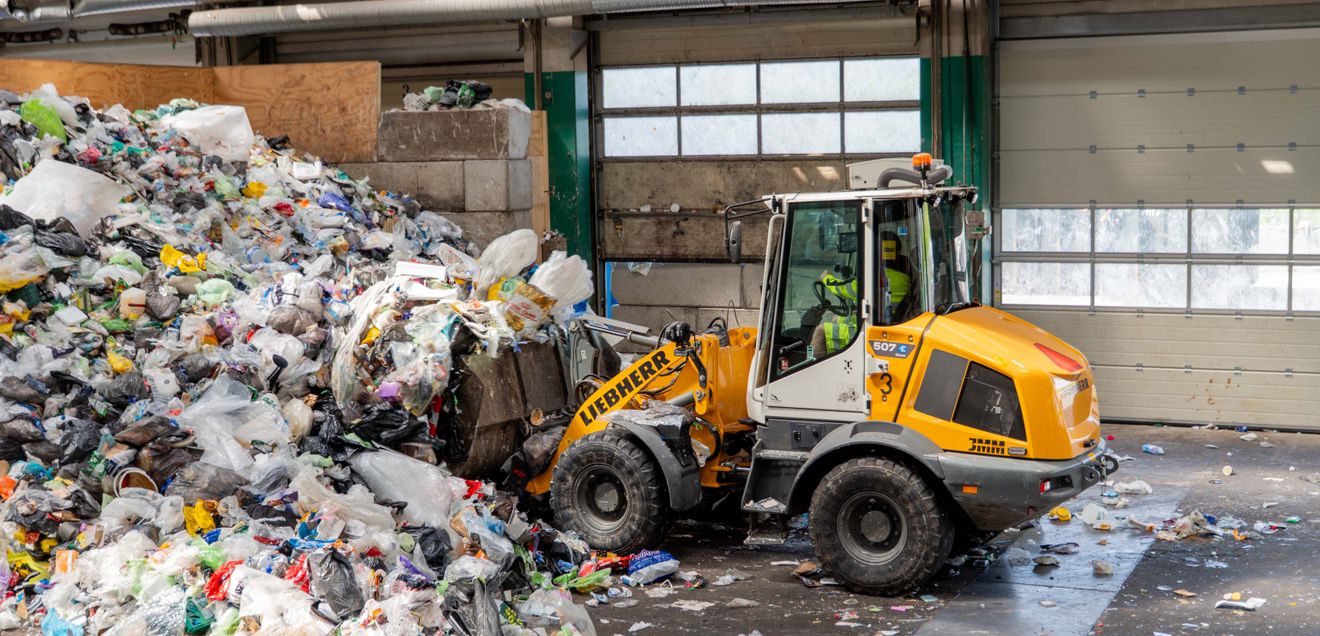 In den Recyclinganlagen in Kopenhagen sind batterieelektrische Liebherr-Radlader L 507 E im Einsatz.