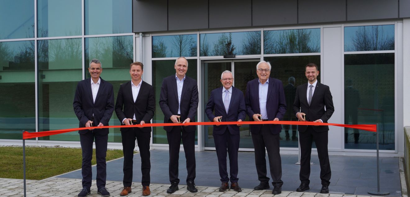 Liebherr opens new hydraulic cylinder plant in Oberopfingen Opening ceremony of the new plant (from left to right): Ulrich Hammerle and Thomas Sonntag, Managing Directors of Liebherr-Components Kirchdorf GmbH; Jan Liebherr, President of the Board of Directors of Liebherr-International AG; Rainer Langenbacher, Mayor of Oberopfingen; Willi Liebherr, Member of the Board of Directors of Liebherr-International AG; Reinhardt Schwarz, Mayor of Oberopfingen.