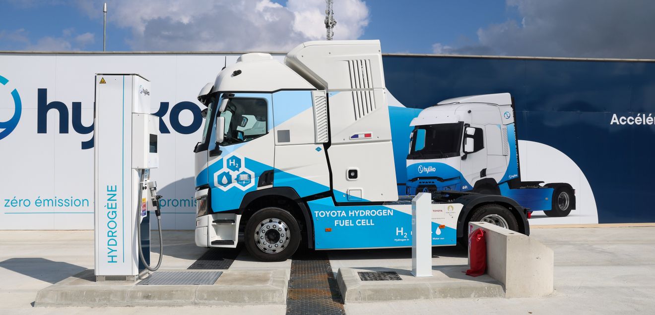 Ein Hyliko-Wasserstoff-Lkw steht an einer Wasserstofftankstelle in Frankreich
