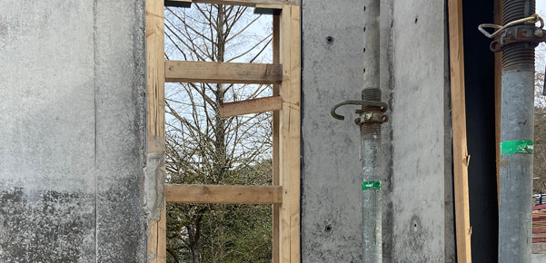 Zur Realisierung der zahlreichen Eckenbereiche kamen Innenecken von ULMA zum Einsatz. Im Bild zu sehen ist eine Aussparung für einen späteren Lüftungsflügel. Rechts ist eine bodentiefe Verglasung vorgesehen. Zur Realisierung der zahlreichen Eckenbereiche kamen Innenecken von ULMA zum Einsatz. Im Bild zu sehen ist eine Aussparung für einen späteren Lüftungsflügel. Rechts ist eine bodentiefe Verglasung vorgesehen.