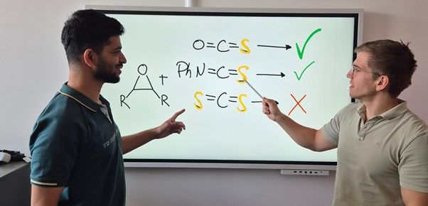 Bauplan für nachhaltige Kunststoffe: Schwefel-Bausteine eröffnen neue Recyclingwege Von links nach rechts: Bhargav R. Manjunatha und Prof. Dr. Alex J. Plajer von der Universität Bayreuth