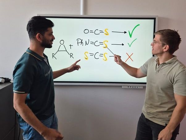 Bauplan für nachhaltige Kunststoffe: Schwefel-Bausteine eröffnen neue Recyclingwege Von links nach rechts: Bhargav R. Manjunatha und Prof. Dr. Alex J. Plajer von der Universität Bayreuth