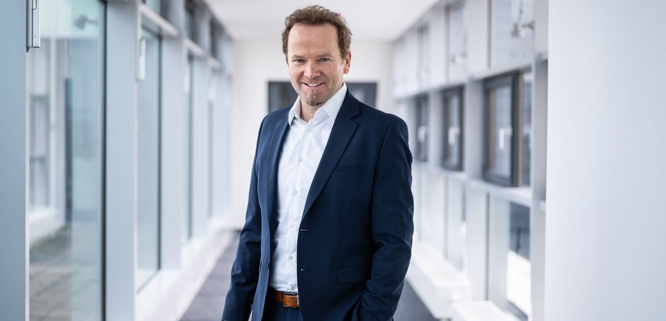 Dipl.-Ing. (FH), MBA Mario Theurl, Geschäftsführer (CEO) der BAUER Spezialtiefbau GmbH Dipl.-Ing. (FH), MBA Mario Theurl, Geschäftsführer (CEO) der BAUER Spezialtiefbau GmbH lächelt freundlich in die Kamera